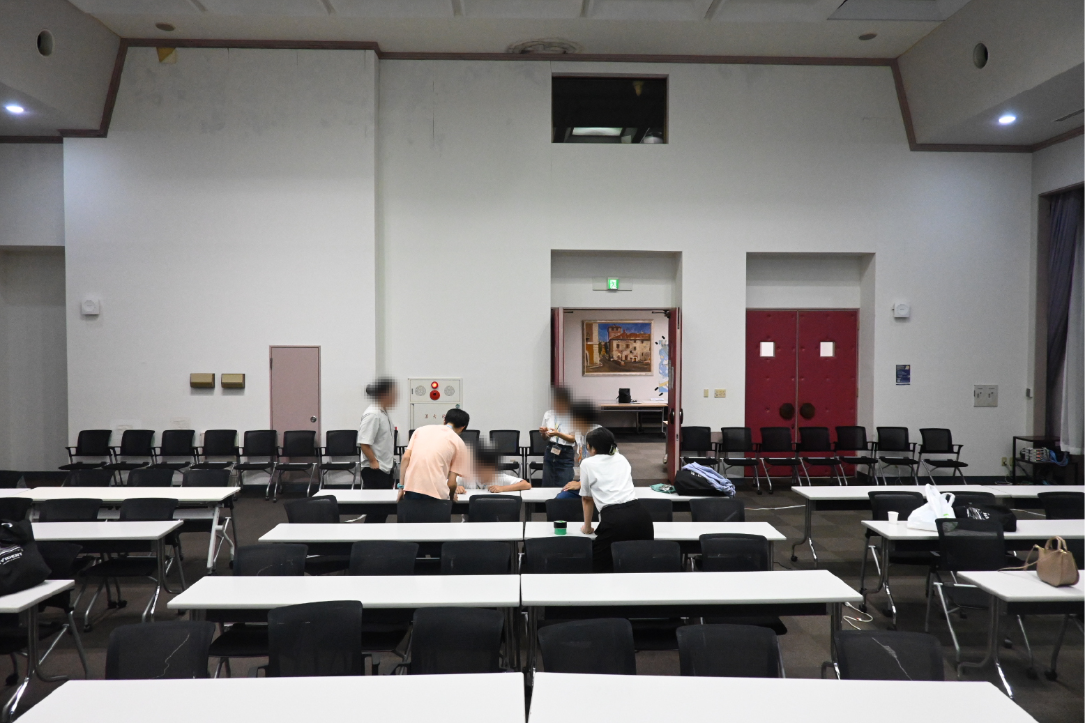 夜、講演会場に残って会場設営